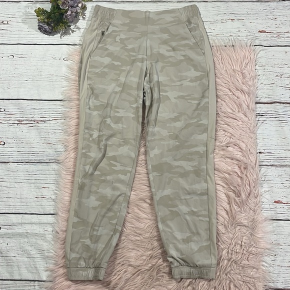 Athleta Brooklyn Textured Jogger petite neutral camo track pants - Picture 8 of 9